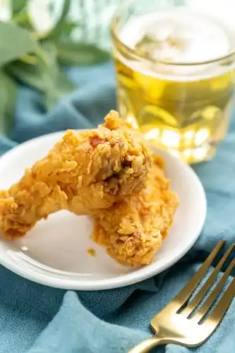 一对炸鸡翅特写 炸鸡翅