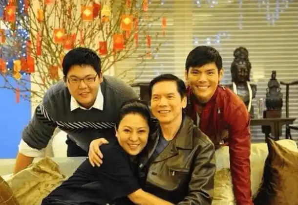 百亿富豪向华强的烦恼,女儿不婚不生,两个儿子更是扶不上墙_向佐_陈岚