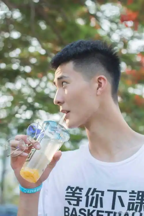 四川男篮新秀,"汕大杜兰特"朱松玮:大学生球员打cba有其优势