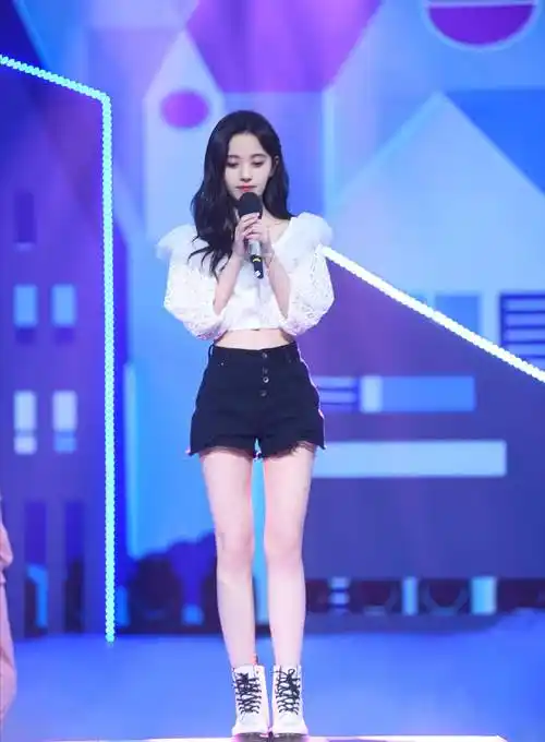 难怪那么多人喜欢穿高腰裤,当1米59鞠婧祎穿出小细腿,我服了_身材