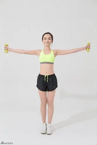 健康动感开启新气象 : 杨蓉曝光一组活力写真,片中杨蓉一身荧光色运动