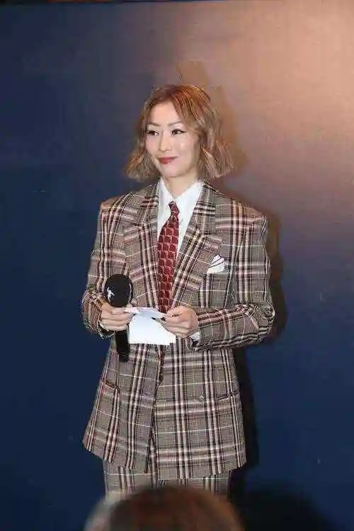 除了歌唱和演艺事业外,郑秀文也积极参与慈善工作,曾多次随世界宣明会