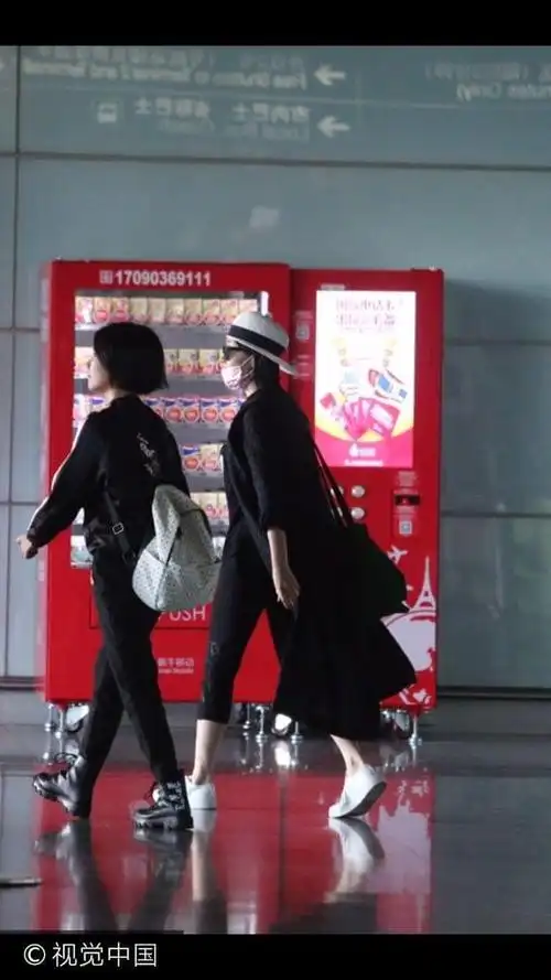 许晴全黑look复古绿包白鞋混搭与助理一路热聊春风