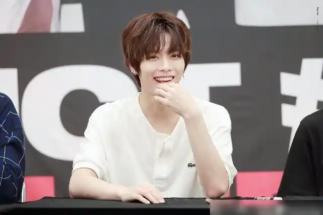 男团nct对待私生太过分一个竖中指一个拍照粉丝太爽了