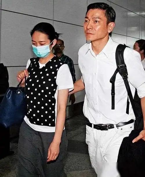 朱丽倩舅舅庆生刘德华小姨子穿绿裙抢镜陈志远两儿子超帅气