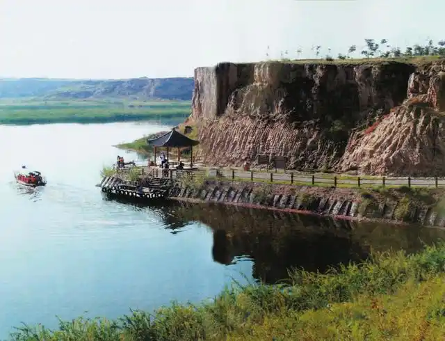 红山湖红山水库旅游区有:天台鸟瞰 红亭望碧 白玉引水 泄洪观瀑 明代