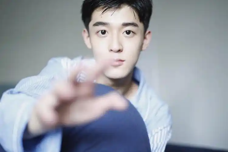分享一组吴宇恒图片给大家,图中的明星图片壁纸会点缀你的电脑桌面