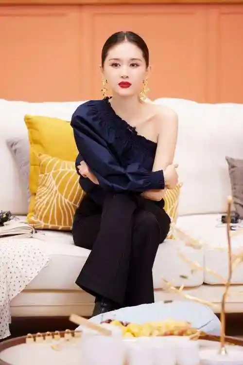 王子文恋爱后也好敢穿,斜肩上衣秀迷人美肩,烈焰红唇凹出大气场|裤装