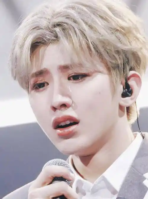 蔡徐坤"仙男落泪照"流出,楚楚可怜显娇羞,圈内男星无人能比_形象_金色