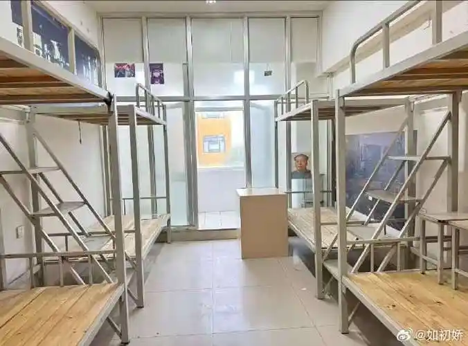 大家好 我是你们的学姐首先给你们介绍一下咱们学校宿舍,分为六人间和