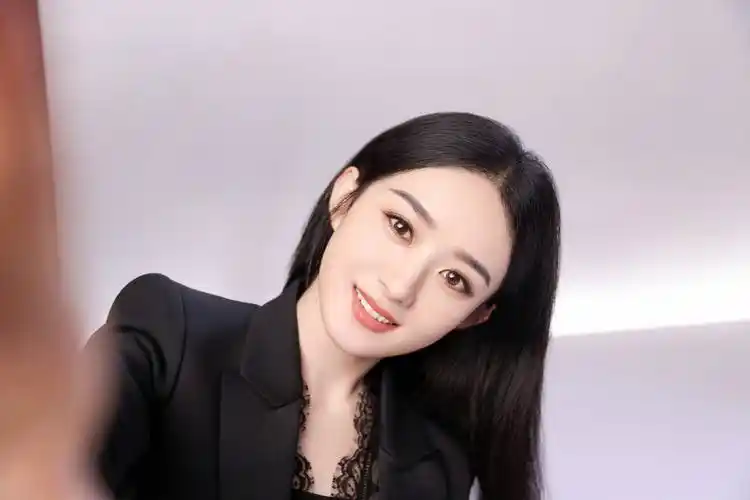 赵丽颖穿校服变身最美学姐 笑容清纯气质温婉动人