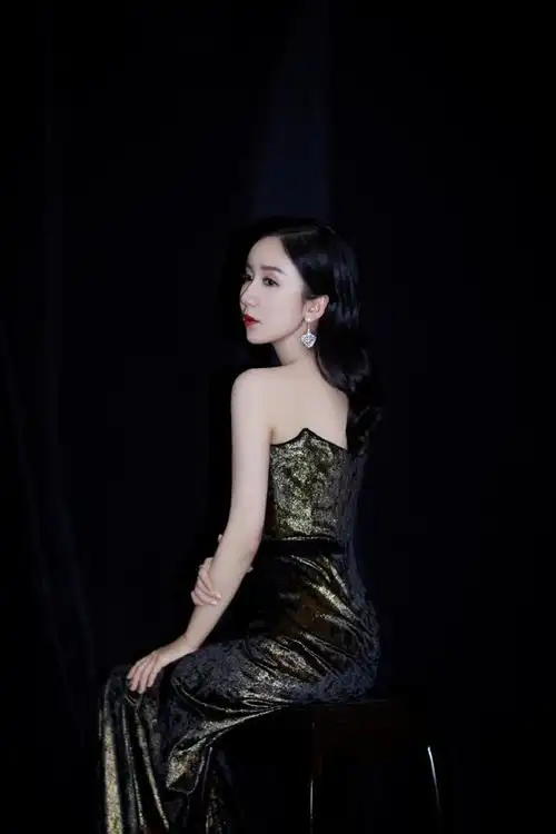 娄艺潇白色抹胸长裙现身,时尚性感十足,原来娄艺潇这么有料