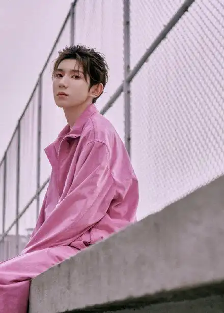 王源穿粉色运动套装天台拍大片扎小辫露帅气面庞眼神撩人