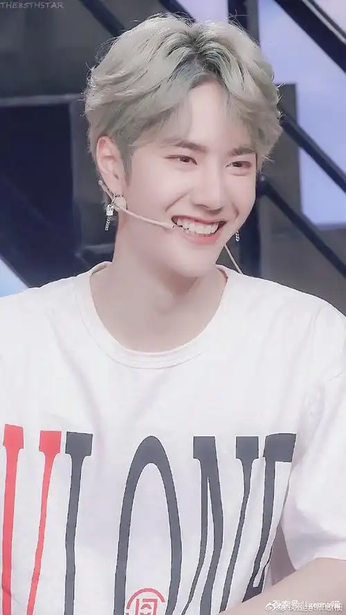 王一博:牙齿天生就是代言,露牙括弧笑,康康本尊～白吗!甜吗