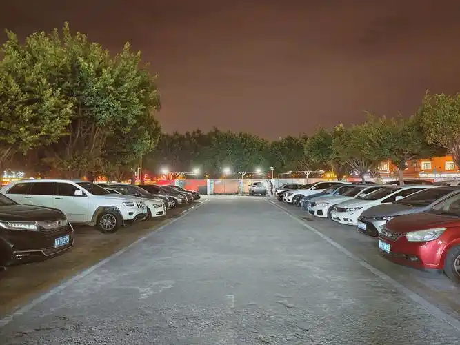 夜幕下的露天停车场