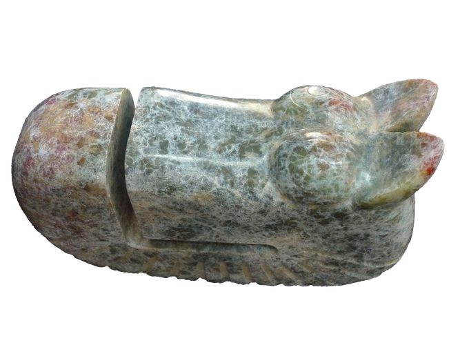 p>此展品为良渚文化时期的圆雕玉龙,高36 cm,青绿色玉质,有透光性,有