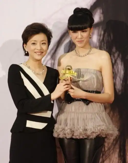 著名主持人李艾:嫁给自己经纪人,婚后一直分房睡,连楼层都不同