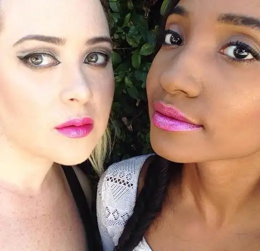 红唇果然是女人的共同语言!黑白闺蜜的唇膏试色秀