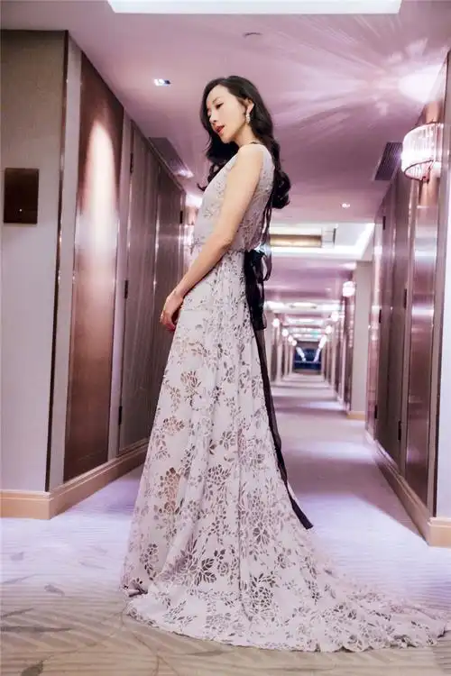 韩雪获"最具魅力女演员"剪纸镂空晚礼服尽显东方美