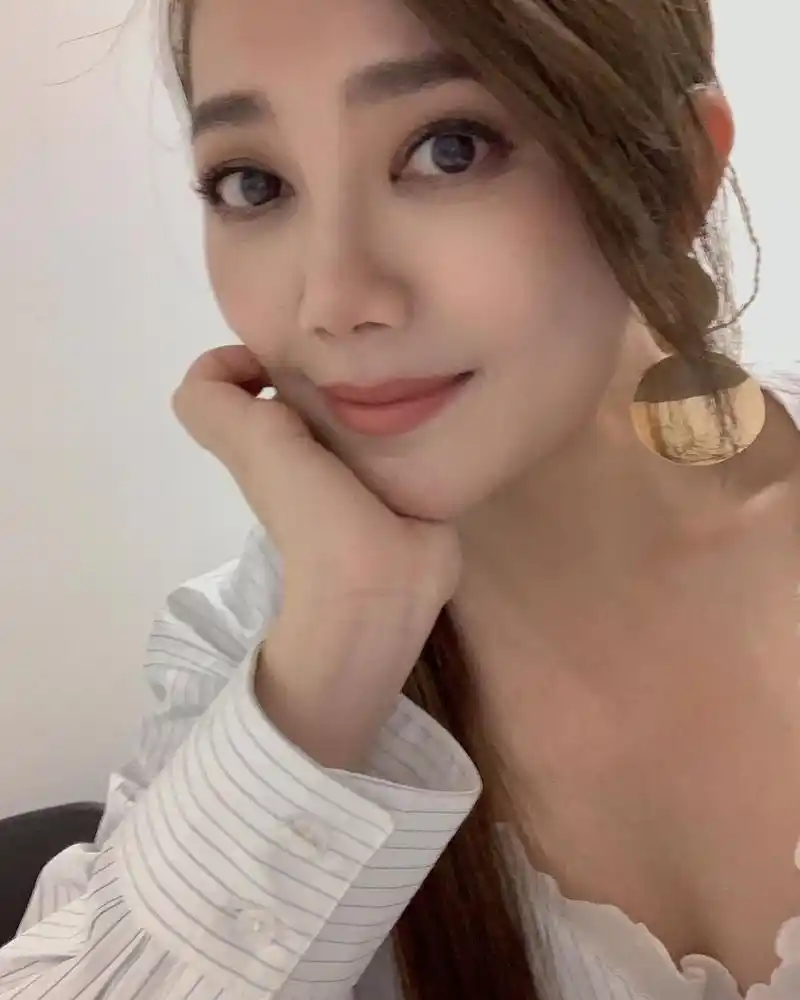 组图:梁静茹晒近照沐浴冬日暖阳 穿运动装健身辗转各地忙工作