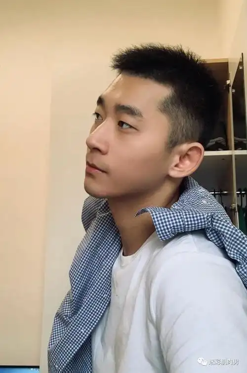 脱衣自拍的寸头小哥太帅了,这样的当男友太可!