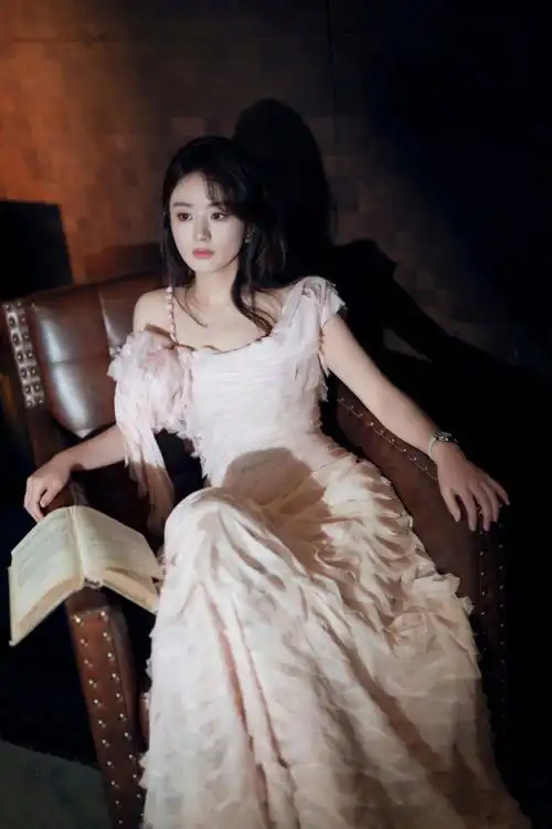 赵丽颖栗子妆,身穿白色无袖v领连衣裙,飘柔长发搭配