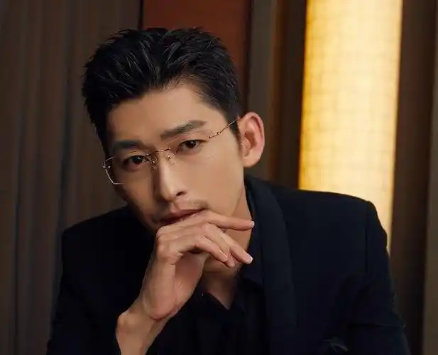 流星雨十年张翰解锁新饭碗 留胡子梳露额短发的翰boss斯文又成熟