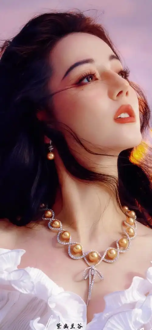 迪丽热巴登费加罗闭年刊