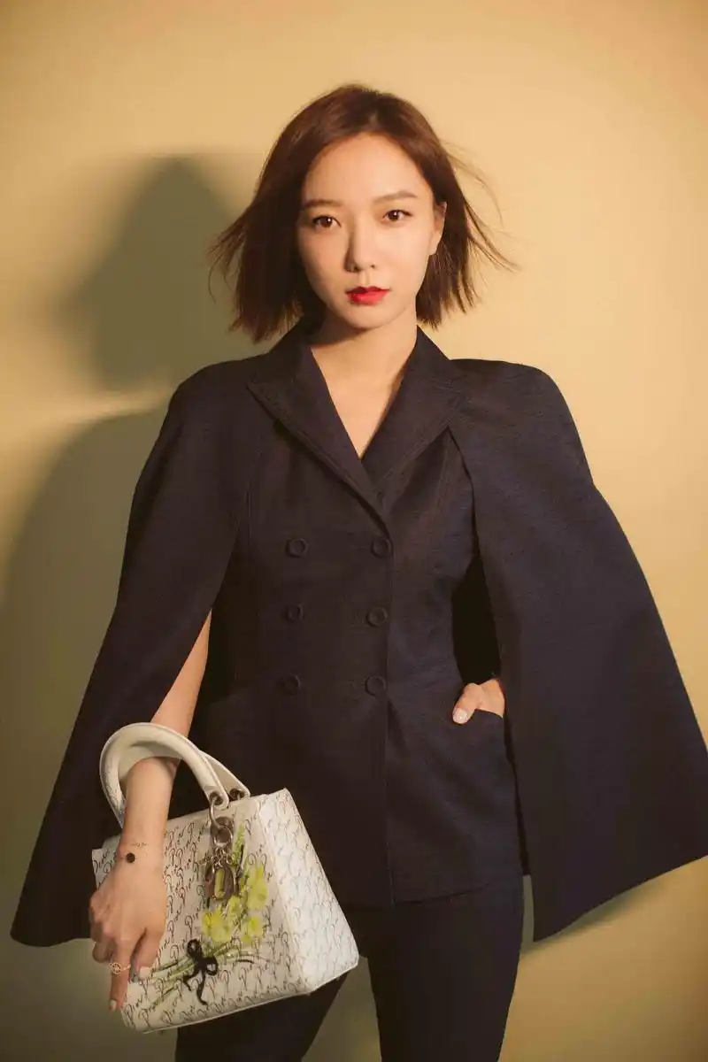 王珞丹受邀出席迪奥揭幕酒会 酷帅气质上演优雅西装杀