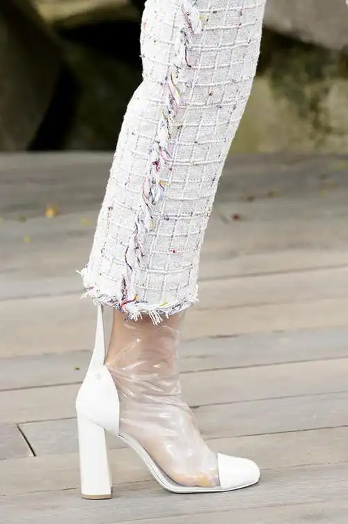 短靴款的pvc鞋子也同样火到不行,光脚穿着可以展现鲜亮的指甲油,搭配