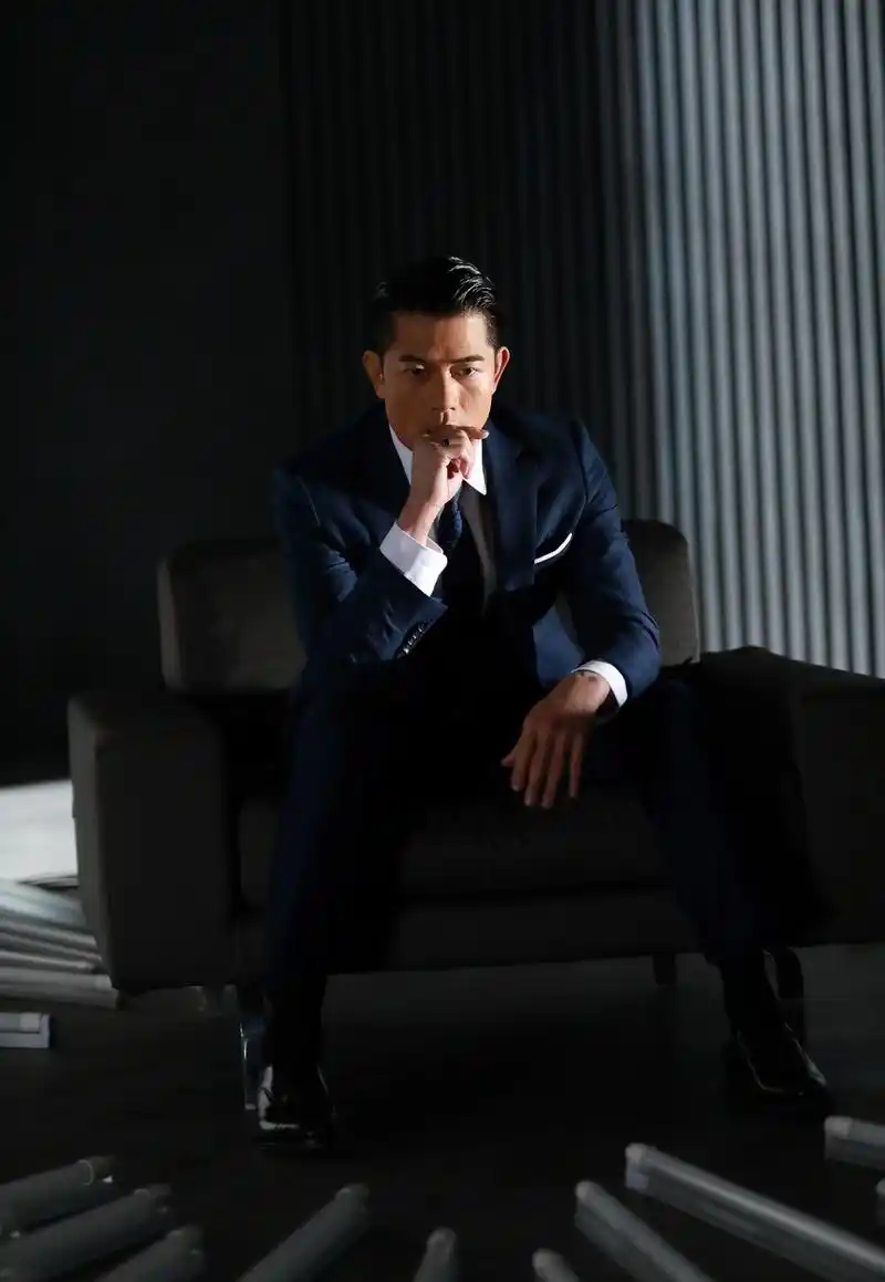 日前,郭富城身穿西装革履,梳着油头拍摄最新广告,54岁的城城帅气依然