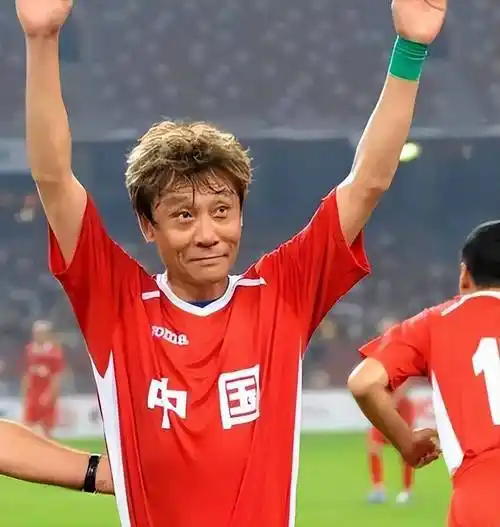 前国脚高峰现状:54岁很沧桑,妻子也是运动员,儿子和继父更亲近