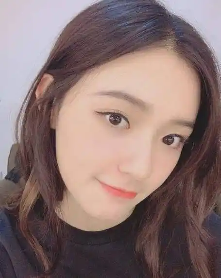 林允晒自拍乖巧可爱,对着镜头微笑的样子太萌了_照片_周星驰_网友