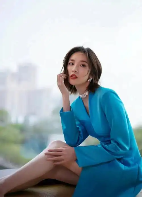 唐艺昕一身湖蓝色连衣裙亮相妆容精致