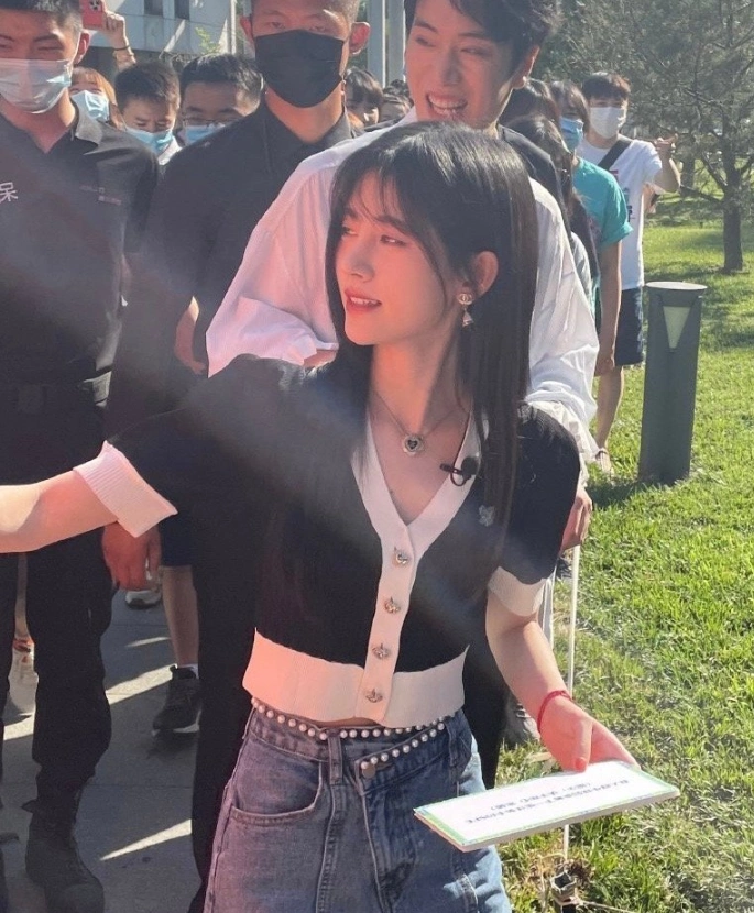 鞠婧祎扫楼照曝光,路人镜头下又甜又美,生图下的腰围我却看愣了