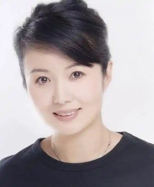 可以看得出,不光杜志国的前妻,还是现任,都是颜值和气质俱佳的美女.