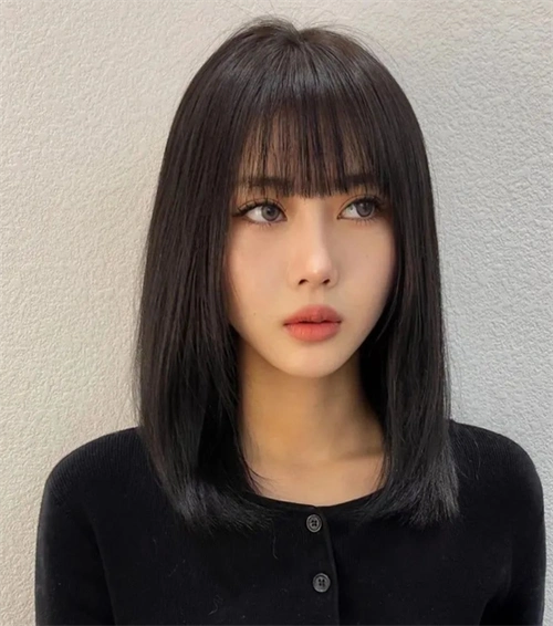 黑色直发既视感的锁骨发,发尾烫个弯度,就少了几分高冷和疏离感.