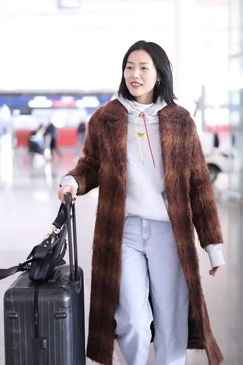 刘雯街拍:焦糖色大衣叠穿帽衫 chloe黑色c bag温柔百搭