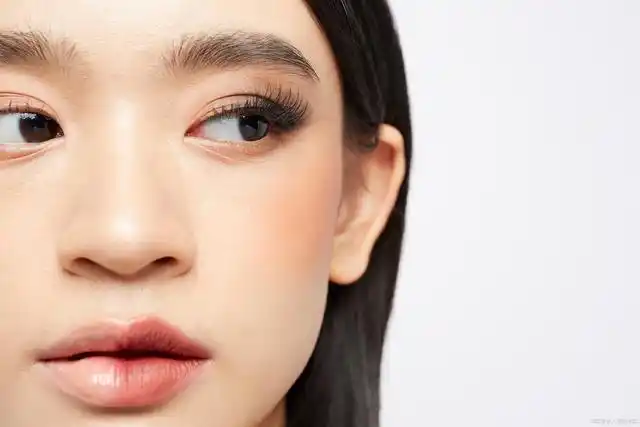 一款好的粉底液能够帮助你打造不卡粉,不浮粉,肤色亮白自然的妆面.