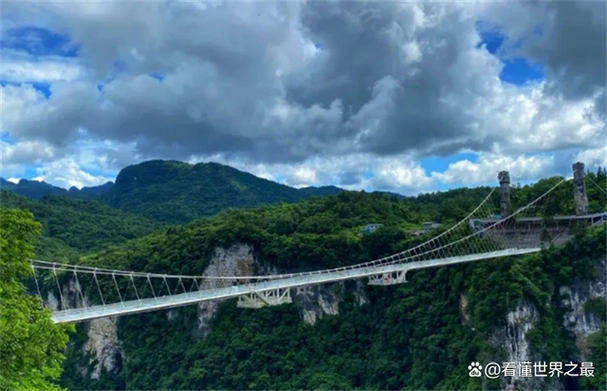 云天渡,原名张家界大峡谷玻璃桥,是世界上最长的玻璃桥,全长536米,宽6
