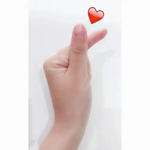 手势比心
