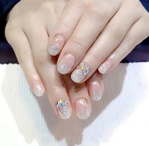 浪漫优雅的银色渐变美甲仿若星光般耀眼华丽