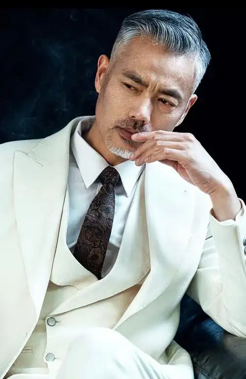 男人过了40岁,发型尽量不要留寸头,油头,换成这些才优雅有格调