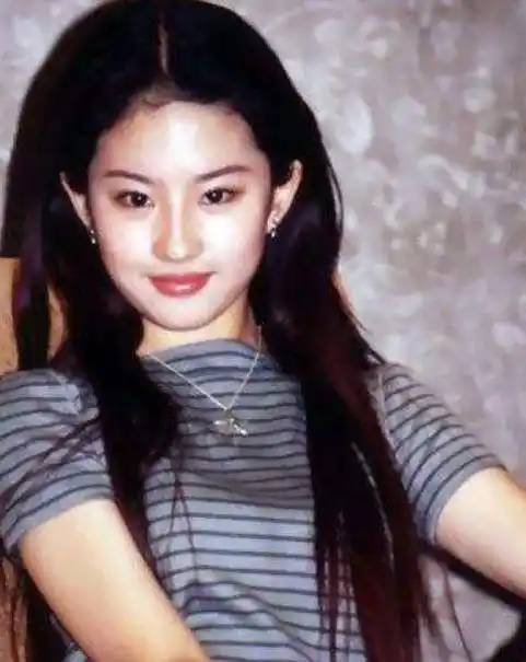 刘亦菲"出道前"长什么样?看到16岁时的照片,我没看错吧?