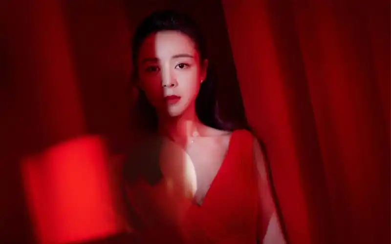 张静初飒爽红裙性感图片桌面壁纸