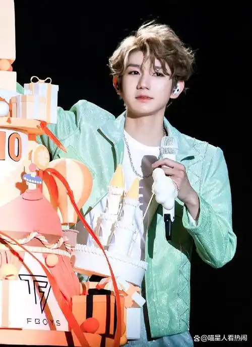 tfboys演唱会,十周年蛋糕突然塌了,王源高情商救场