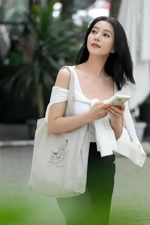 高圆圆骑自行车带火了一种新穿法衬衫超短裤时髦洋气又减龄