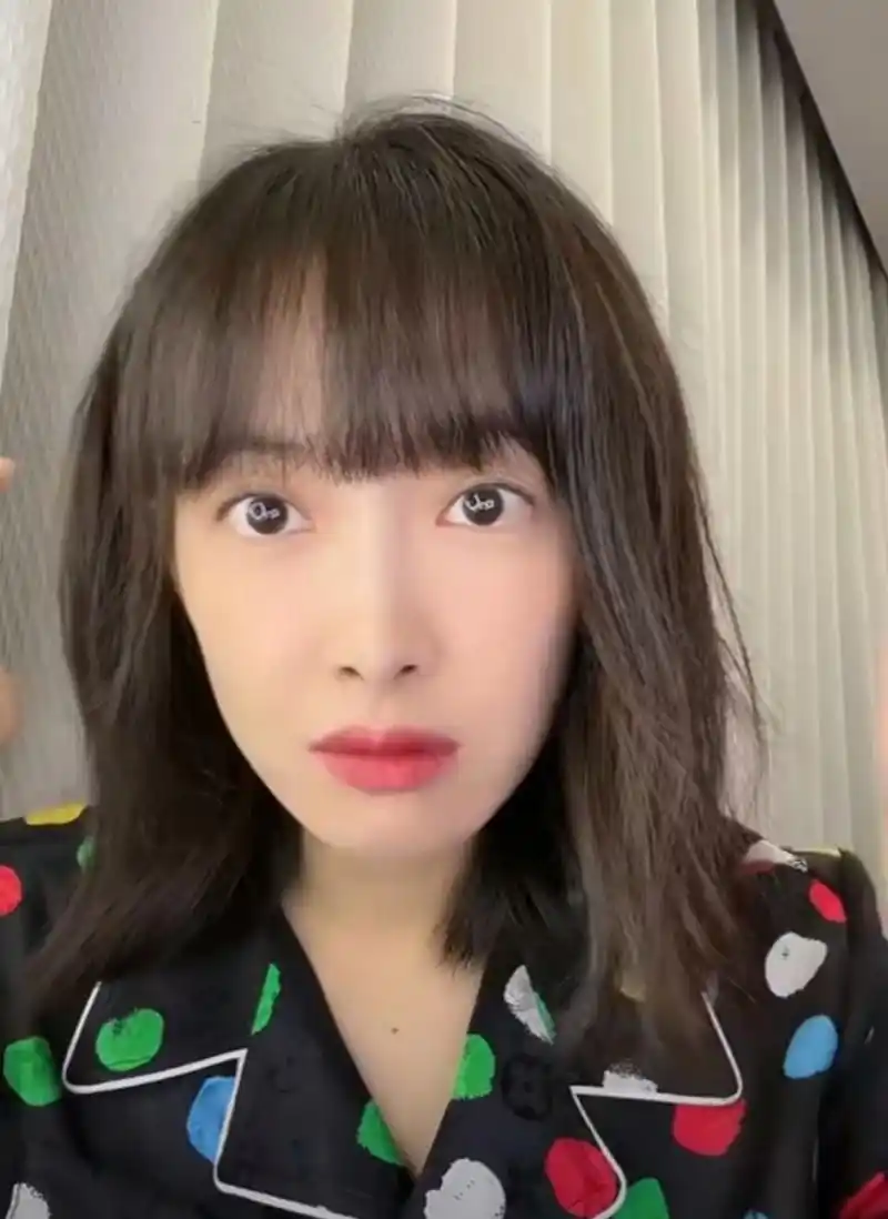 宋茜剪了齐刘海气质变化挺大的,她为新剧出镜宣传,怼脸画面看起来没