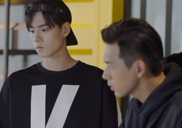 李现我1米85胡一天我1米88两人同框后身高差一目了然