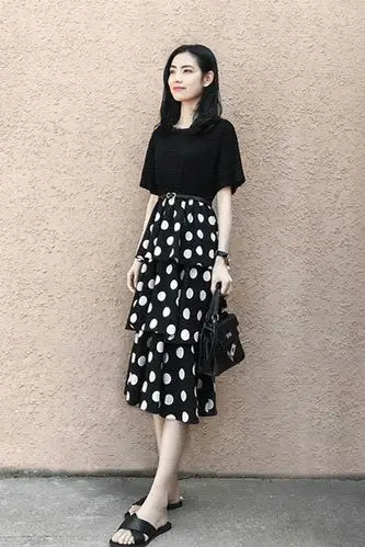 黑白点连衣裙